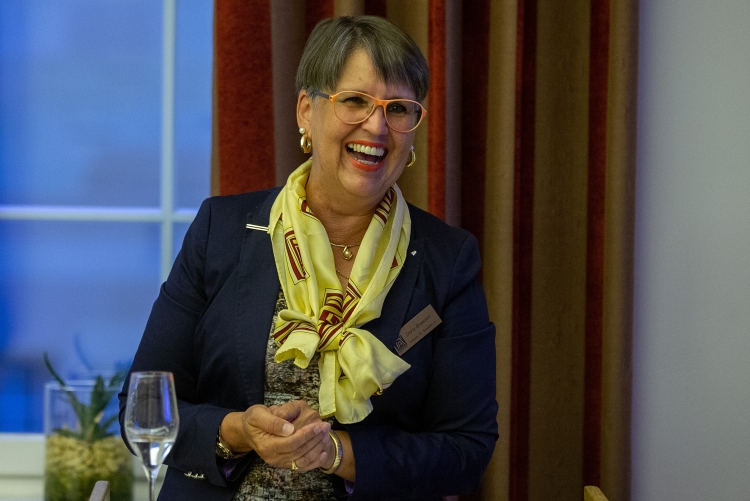 Doris Brummer, die Präsidentin der Union Deutscher Zonta Clubs, freut sich für die Preisträgerinnen. Copyright: Universität Stuttgart/Leif Piechowski