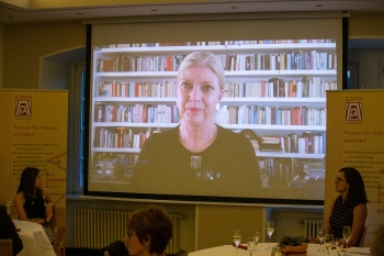 Die frühere Präsidentin von Zonta International, Susanne von Bassewitz, hat eine Videobotschaft an die Preisträgerinnen gesendet. Copyright: Universität Stuttgart/Leif Piechowski